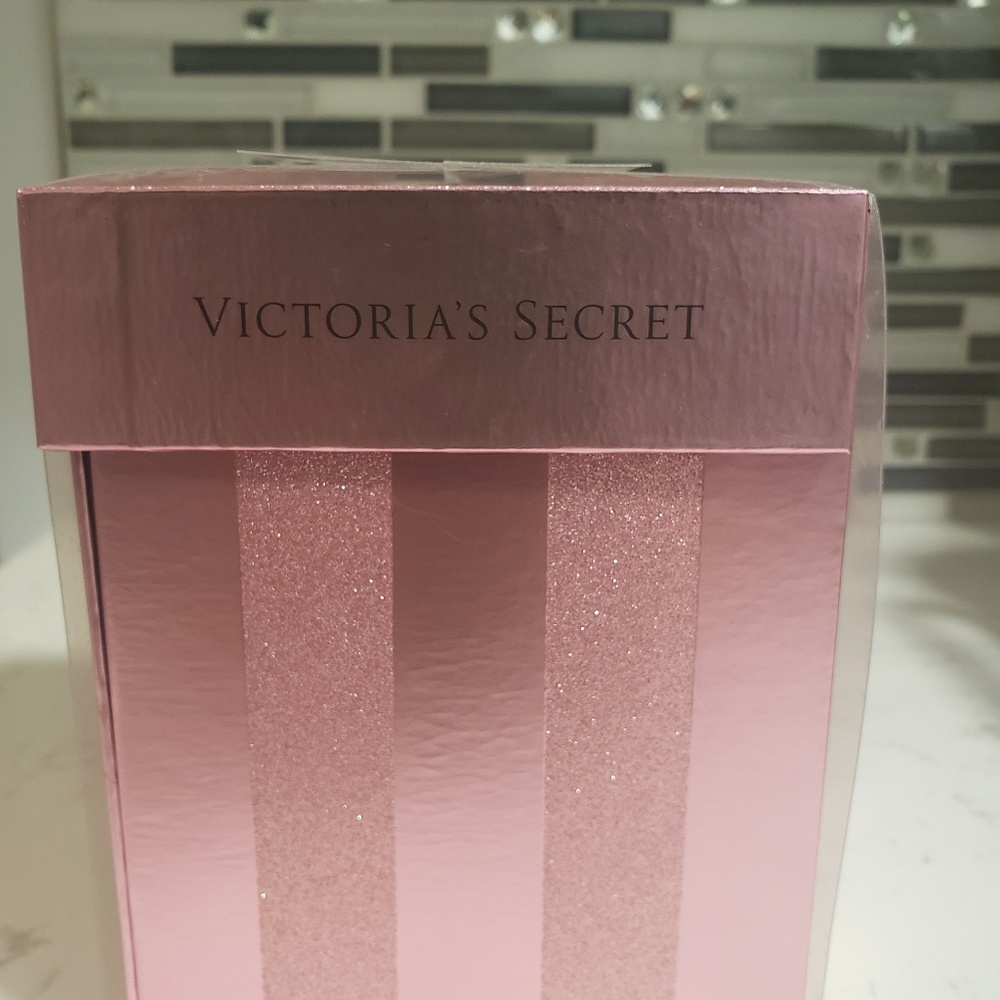 Victoria's Secret 2019 Holiday Snow Globe - Picture 4 of 4